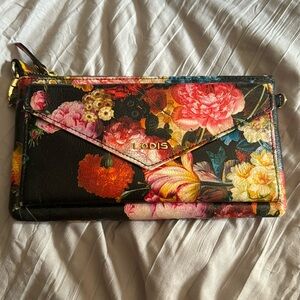 It’s a purse, wallet, Crossbody, and wristlet all in one